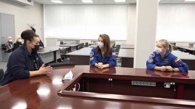 Что надо знать девушкам, которые летят на орбиту, участницам проекта «Вызов» рассказала космонавт Елена Серова