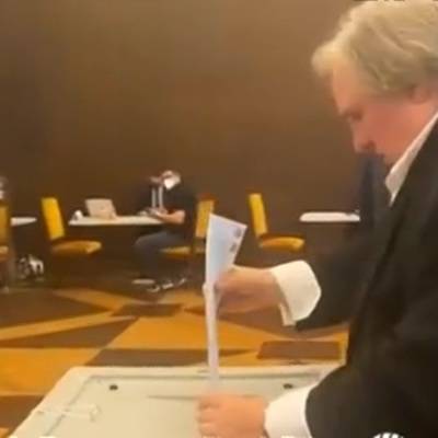 Депардье проголосовал на выборах в Госдуму в российском посольстве в Париже