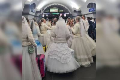 Сотни невест с чемоданами наперевес заполонили центр Петербурга