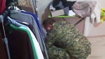 Опубликовано видео обысков в квартире стрелявшего в Перми студента