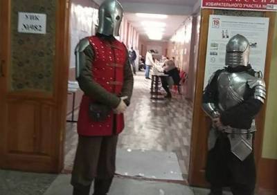 В Рязани проголосовали «рыцари» в доспехах