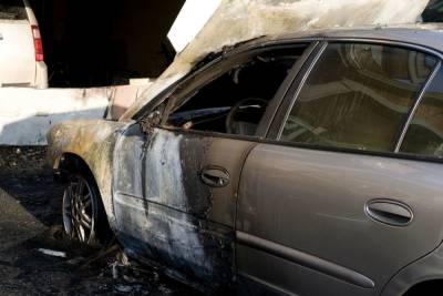 В горящих гаражах на Шафировском обвалились крыши: пожарные чудом успели выбраться из огня