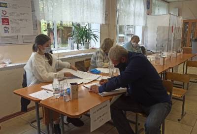 «За стабильность и движение вперед»: Сергей Петров проголосовал на избирательном участке в Волхове