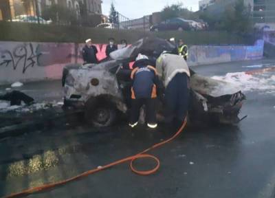 В Новосибирске машина врезалась в столб и загорелась, погибли три человека