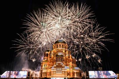 Торжество в честь открытия собора Александра Невского завершилось фейерверком