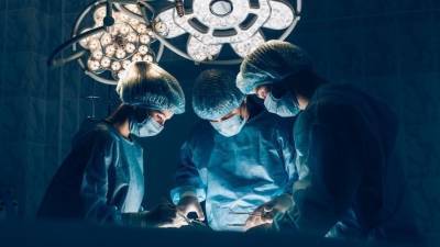 Российские врачи провели уникальную операцию пациентке с опухолью мозга