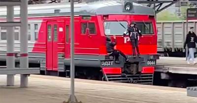Подростки проехались на хвосте поезда и возмутили россиян