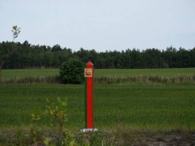 В Беларуси возбудили дело по факту повреждения знака с гербом на границе с Украиной, который обстреляли ранее