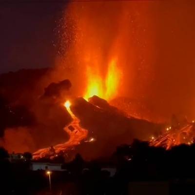 Лава извергающегося вулкана на испанском острове Пальма разрушили более 150 домов