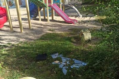 На детской площадке в центре Хабаровска обнаружили разбитое стекло