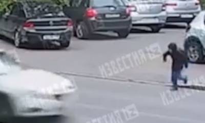 Иномарка отбросила на несколько метров перебегающего дорогу ребенка в Санкт-Петербурге
