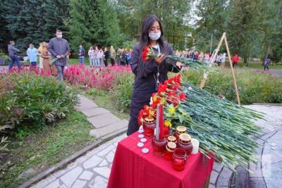 В Казани участники студенческого форума возложили цветы в память о погибших в Перми