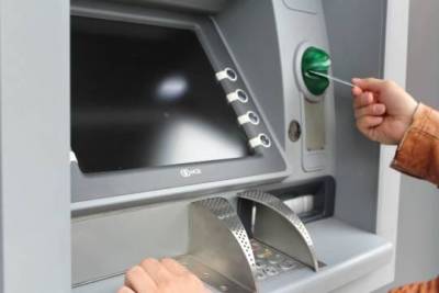 Россиянам рассказали об угрозе лишиться снятых в банкомате денег