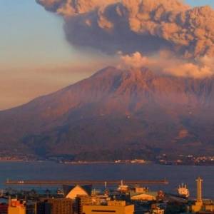 Из-за извержения вулкана в Японии повышен уровень опасности