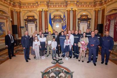 Зеленский наградил одиннадцать украинцев званием «Герой-спасатель года»