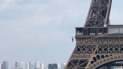 Канатоходец прошел 670 метров по тросу от Эйфелевой башни в Париже