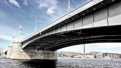 В Петербурге катер врезался в опору Кантемировского моста