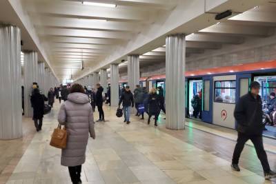 В метро Москвы продублировали указатели на фарси и узбекском
