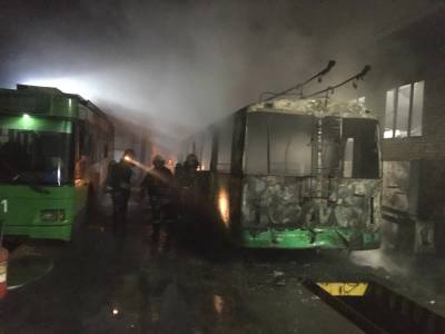 В Новосибирске троллейбус сгорел в депо