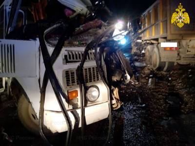 Два человека погибли в столкновении автобуса и грузовика в Калужской области