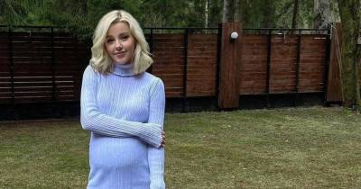 Без макияжа и с 3-месячным сыном на груди: Караулова выложила снимок с отдыха