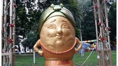 С бусами и сапогами: в украинском городе появился памятник картошке