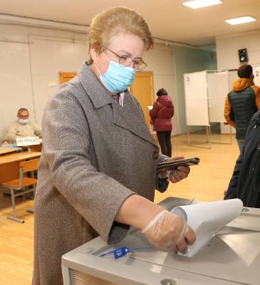 Депутат Госдумы Ольга Окунева проголосовала в Смоленской области