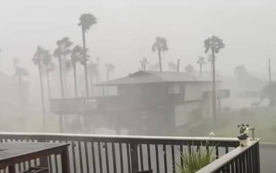 Ураган Николас ослаб до шторма и обрушился на США