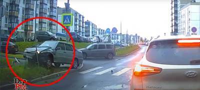 «Пятнашка» вылетела на тротуар в результате аварии в новом микрорайоне Петрозаводска (ВИДЕО)
