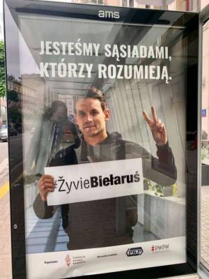 «Жыве Беларусь!» на остановке в Варшаве