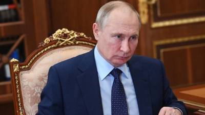 Путин перешёл на самоизоляцию из-за случаев COVID-19 в его окружении