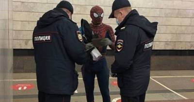 В московском метро задержали «Человека-паука»