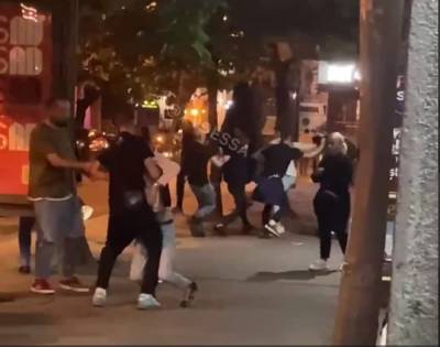 Толпа дебоширов устроила бой в центре Одессы: видео массовой драки