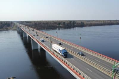 И снова пробки: Ладожский мост сузили до одной полосы для ремонта до 25 сентября