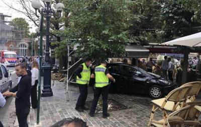 Во Франции автомобиль въехал в веранду кафе