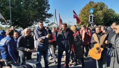Латвийские «антиваксеры» провели митинг в Риге и выдвинули ультиматум президенту