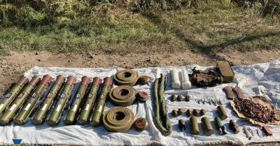 Во время учений около вокзала на Донбассе нашли арсенал оружия