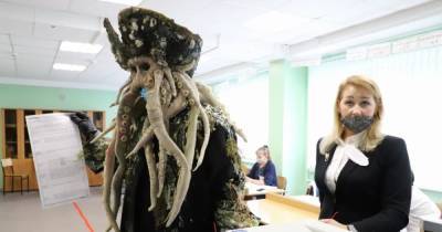 На Камчатке голосовать на выборах в Госдуму пришел "пират Дейви Джонс" (фото, видео)