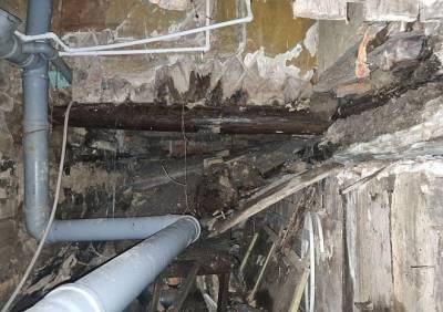 В многоквартирном доме на окраине Рязани ванная и туалет провалились в подвал