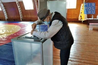 80-летний аксакал проголосовал на выборах в одном из сёл южного Дагестана