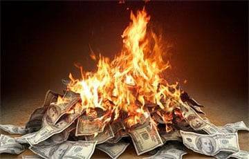 Экономист: Валютные вклады белорусов в пяти банках могут «сгореть»