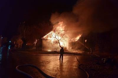 Частный дом сгорел в екатеринбургском саду «Малахит-2»