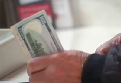 Гривна на пути пробить очередное дно: в обменниках подорожал доллар
