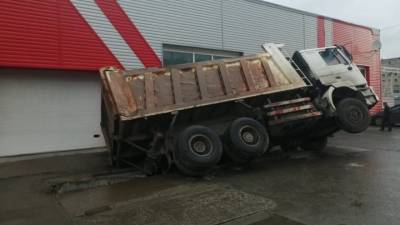 Грузовик с асфальтом провалился в яму на дороге в Новосибирске