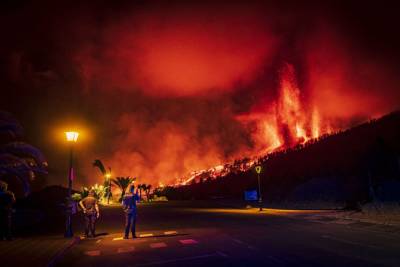 Извержение вулкана в Испании: около сотни домов разрушены, людей эвакуируют