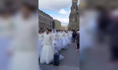 В центре Петербурга обнаружили толпу невест