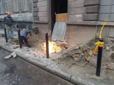 В центре Львова горит газовая труба