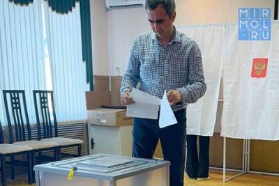 Заур Эминов принял участие в выборах - mirmol.ru - Россия
