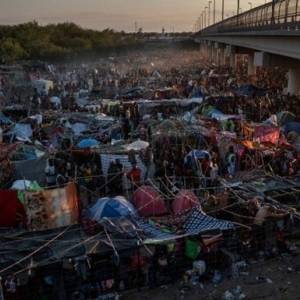 В Техасе тысячи мигрантов сбились в стихийный лагерь. Видео