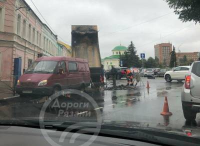 В центре Рязани образовалась пробка из-за ремонта дороги